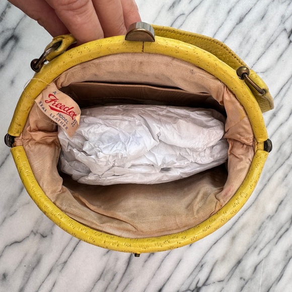 Beautiful vintage yellow ostrich skin purse with brass clasp - Picture 7 of 11